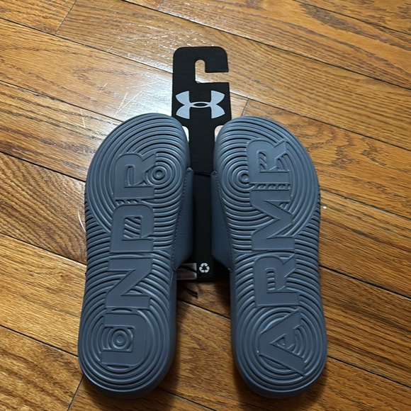 *** NEW *** Boys Under Armour Gray and Orange Slides - Picture 3 of 3